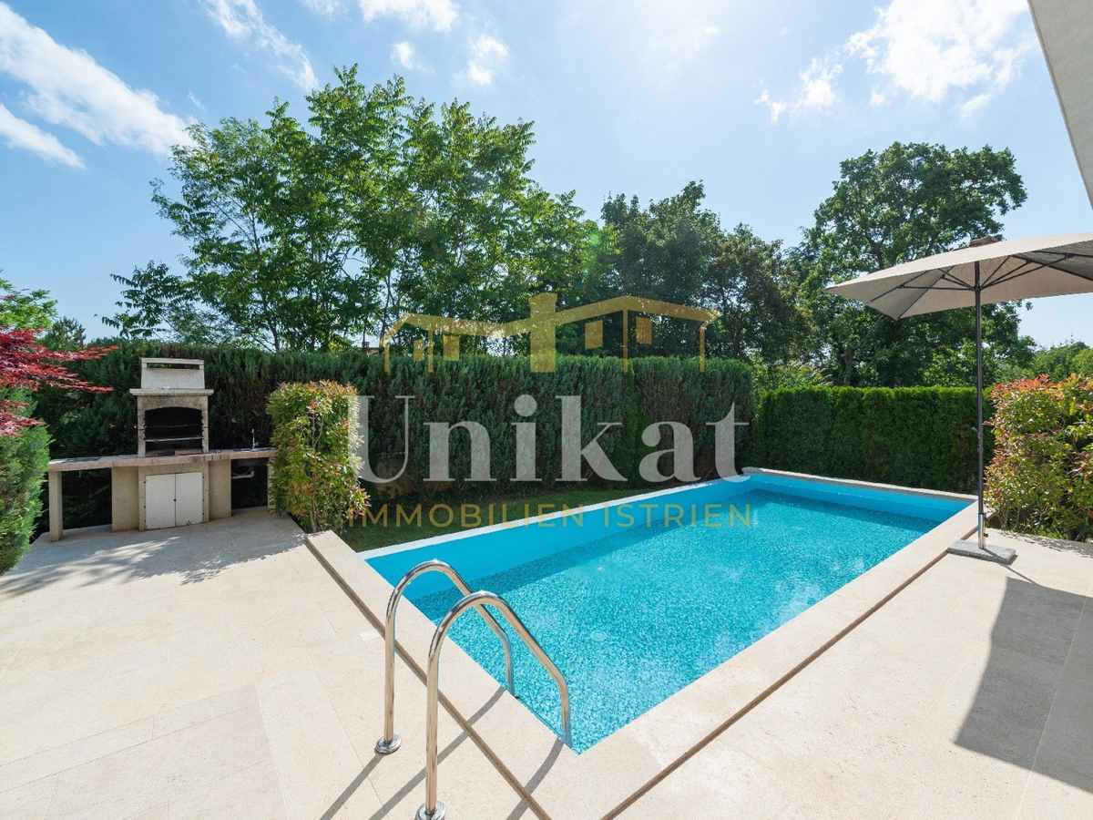 Moderna vila z notranjim in zunanjim bazenom